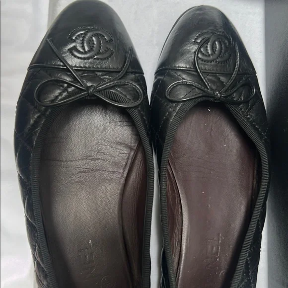 CHANEL Black Flats with Bow Accent - Picture 7 of 7